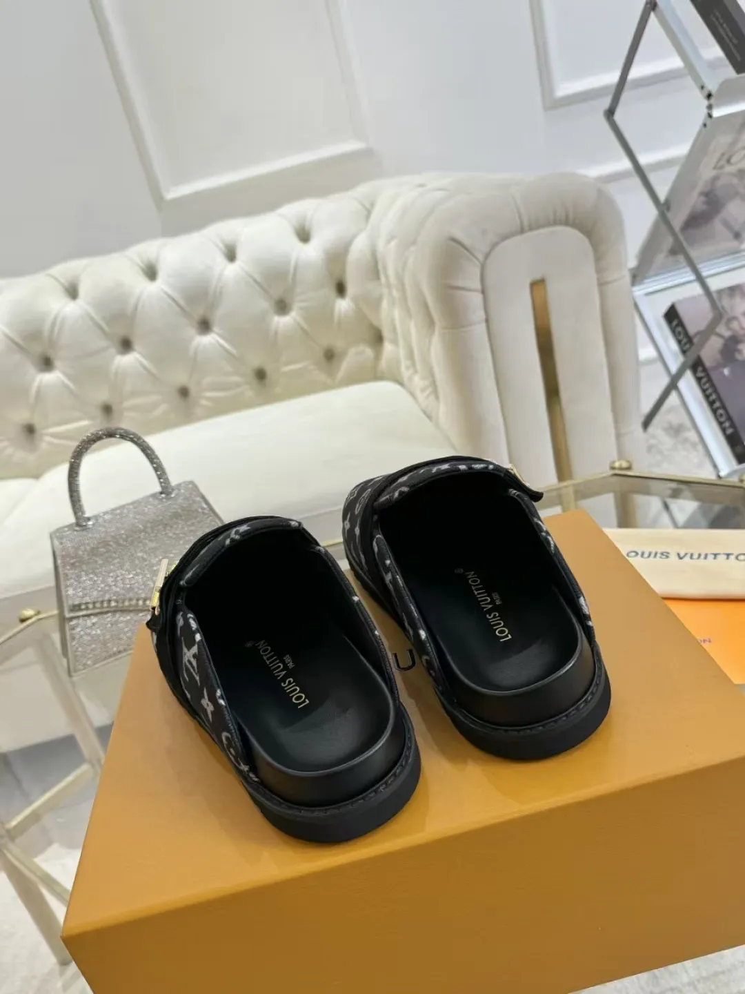 p560 High version women's toe-cap slippers ✨ **LV classic toe-toe slippers | Eternal elegance, starting from the toes** ✨ This pair of **Louis Vuitton classic toe-toe slippers** is an **eternal legend** in the fashion industry, and every detail tells **luxury and taste**. ... **Versatile, no matter the style**: ▪ Pair with jeans, casual and high-end ▪ Pair with a dress, elegant and lazy ▪ Commuting or dating, easily manage various occasions 💖 **Fashion icons are wearing it**, what are you waiting for?   **Owning it means owning an eternal classic**! ✨ #Louis Vuitton #LV slippers #Advanced sense of wear #Classic never goes out of style Fabric: Classic jacquard fabric Lining: Sheepskin lining Sole: Original rubber sole Size: Female 35-41 Male 38-46